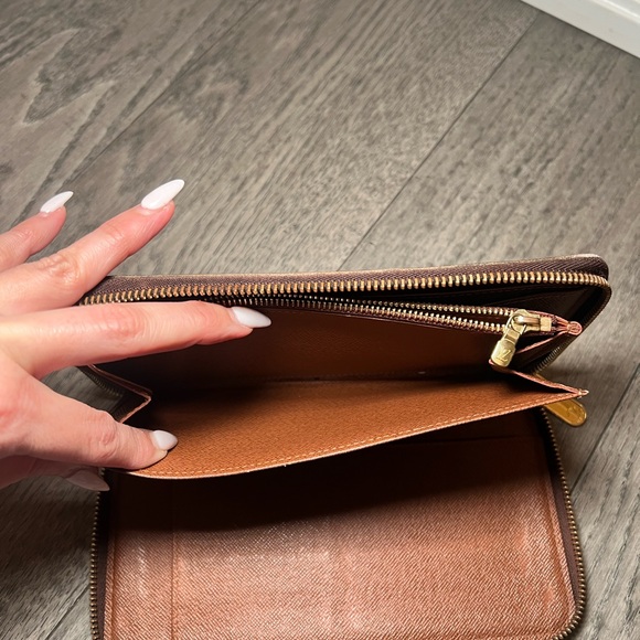 Authentic LOUIS VUITTON Monogram Zippy Organizer Wallet - Picture 6 of 15